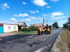 На улице Локомотивной — праздник: дорогу одели в асфальт