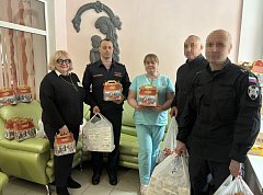 Саратовские военнослужащие и сотрудники Росгвардии поздравили с новогодними праздниками более 200 ребят