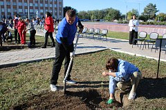 «Быть воином – это жить вечно»: александровогайцы высадили именные тополя в память героев СВО