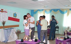 Под знаком ромашки: центр соцобслуживания поздравил семейные пары района