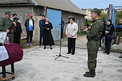 «Быть воином - значит жить вечно!»: Александровогайцы простились с ефрейтором Денисом Непряхиным