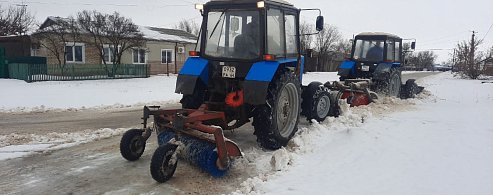 В Александрово-Гайском районе уборка снега идет полным ходом