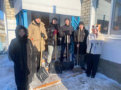 Ученики школы №1 Александров Гая пришли на помощь пенсионерке после сильного снегопада 