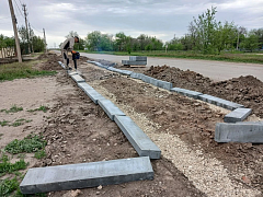 В Александров Гае началось строительство тротуаров