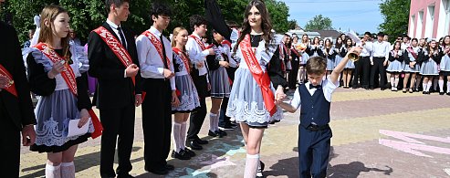 Когда детство улетает в небо: последний звонок в школе № 3 Александров Гая