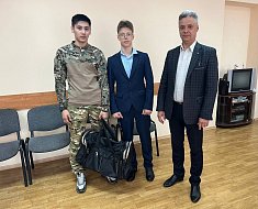 Первый заместитель главы администрации Александрово-Гайского района вручил военную сумку добровольцу