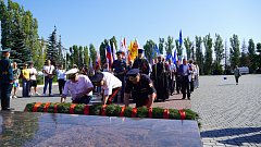 В День Государственного флага военнослужащие и сотрудники Росгвардии растянули огромный  триколор 