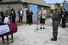 «Быть воином - значит жить вечно!»: Александровогайцы простились с ефрейтором Денисом Непряхиным