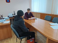 Глава Александрово-Гайского района провёл личный приём граждан