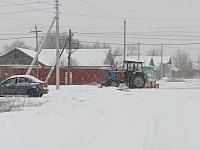 Дорожники Александров Гая второй день подряд расчищают улицы от снега