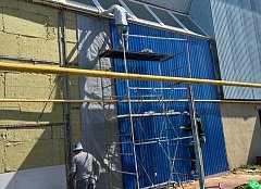 Частично отремонтирован фасад спортивной школы в селе Александров Гай