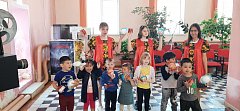 В День защиты Детей местные активисты «Единой России» дарили детям сладости