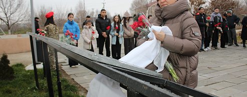 «Мы будем помнить»: в александровогайской школе увековечили память бойца