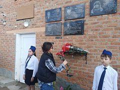 В селе Канавка открыли мемориальную доску Тимуру Гумарову