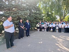 «Школа — это всегда о будущем»: директор Сергей Харьков поздравил учеников с началом учебного года