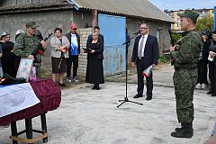 «Быть воином - значит жить вечно!»: Александровогайцы простились с ефрейтором Денисом Непряхиным