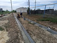 Комфортный путь домой: в Александров Гае строят тротуары