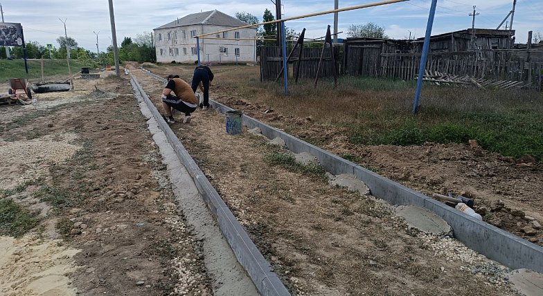 Комфортный путь домой: в Александров Гае строят  тротуары 