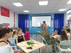 В Александрово-Гайской библиотеке прошел мастер-класс «Ромашковый лучик счастья» 