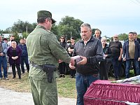 «Быть воином - значит жить вечно!»: Александровогайцы простились с ефрейтором Денисом Непряхиным