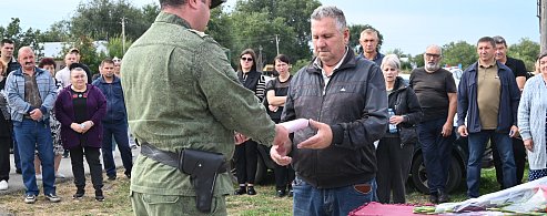 «Быть воином - значит жить вечно!»: Александровогайцы простились с ефрейтором Денисом Непряхиным