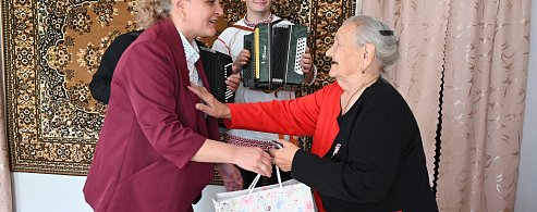 Долгожительницу Александрова Гая поздравили с двойным праздником 