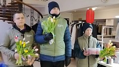 Саратовские активисты поздравили женщин-волонтёров и семьи героев с наступающим 8 Марта   