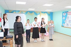 Приятный сюрприз сельчанкам устроили волонтеры Александрово Гайского школьного коллектива