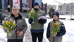 Саратовские активисты поздравили женщин-волонтёров и семьи героев с наступающим 8 Марта   