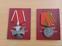 В Александров Гае вдове героя СВО передали медаль Жукова и орден Мужества