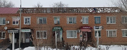 В Александров Гае приступили к ремонту крыши дома №21 по улице Комунистической