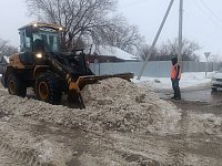 Дорожники Александров Гая активно борются со снежными завалами 