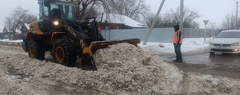 Дорожники Александров Гая активно борются со снежными завалами 