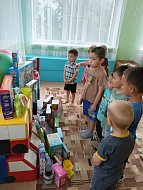 Предприниматели Ермолаевы подарили радость александровогайским малышам