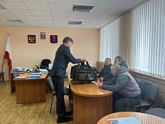 Глава Александрово-Гайского района вручил военные сумки добровольцам
