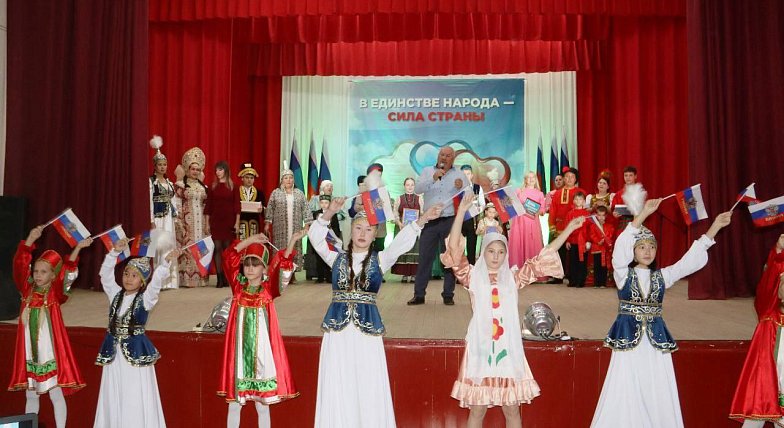 Сильные корни и единая цель: Александров Гай отмечает День народного единства