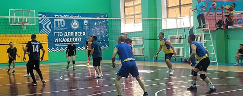 Межрайонный турнир по волейболу памяти Аслана Анесова прошел в ФОК "Заволжский" 