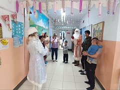  Юных пациентов Александрово-Гайской больницы поздравили с наступающим Новым годом 