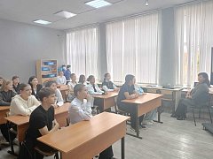 Школьников Александров Гая знакомят с программой «Профессионалитет»