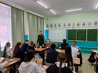 Школьники Александров Гая знакомятся с профессией защитника Отечества