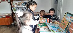 В библиотеке поселка Приузенский Александрово-Гайского района провели экскурсию для детей 
