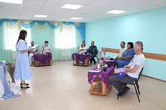Под знаком ромашки: центр соцобслуживания поздравил семейные пары района