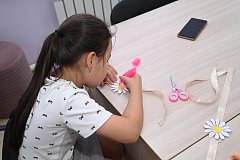 В Александровом Гае  сплели «Ромашковые браслеты»: в честь Дня семьи, любви и верности прошел творческий мастер-класс