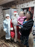 «Полицейский Дед Мороз» посетил александровогайские семьи