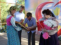 Семья из Александрово-Гайского района была отмечена медалью «За любовь и верность»