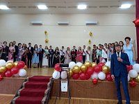 В школах Александров-Гая выпускникам вручили "аттестаты зрелости"
