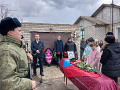 Журавли в небе: в Александровом Гае простились с земляком-героем 