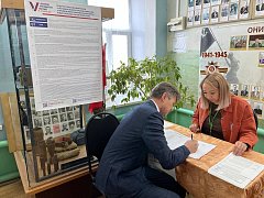 Глава Александрово-Гайского района посетил избирательный участок 