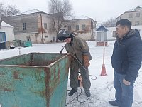 В Александров Гае студенты-сварщики благоустраивают район