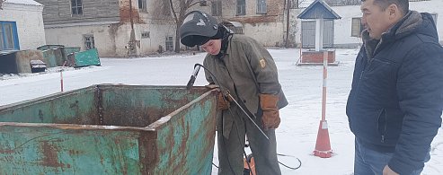 В Александров Гае студенты-сварщики благоустраивают район